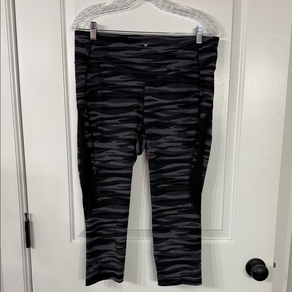 Old Navy Black and Gray Camouflage Leggings
